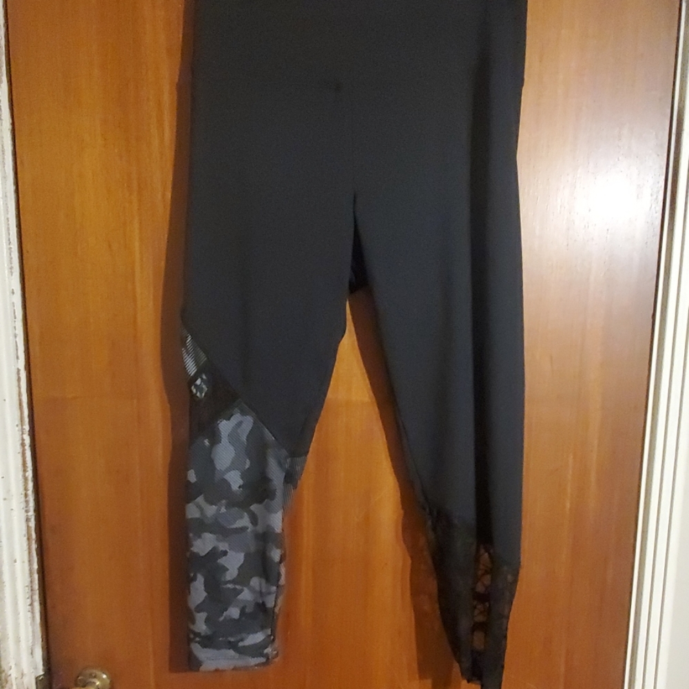 Workout pants with lace and print